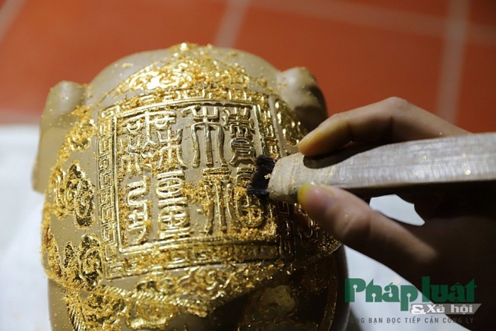 Công đoạn dát vàng được thực hiện bởi các nghệ nhân làng Kiêu Kỵ.