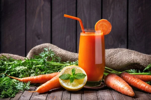 Mặt nạ từ cam và cà rốt hoặc nước hoa quả ép từ 2 loại củ quả này khiến cơ thể giàu sức chống oxi hóa, dưỡng da dầu hiệu quả