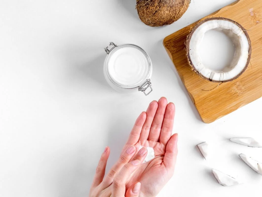 Dưỡng da bằng dầu dừa lành tính, tự nhiên